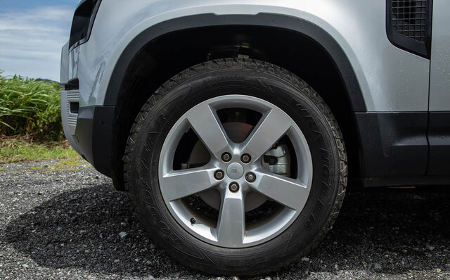 今もっとも魅力的なスタイリングのSUV──新型ディフェンダー90に試乗｜Land Rover