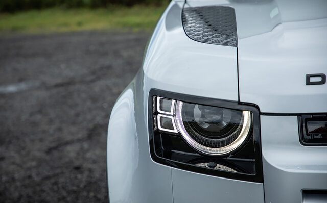 今もっとも魅力的なスタイリングのSUV──新型ディフェンダー90に試乗｜Land Rover