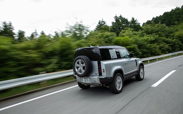 今もっとも魅力的なスタイリングのSUV──新型ディフェンダー90に試乗｜Land Rover