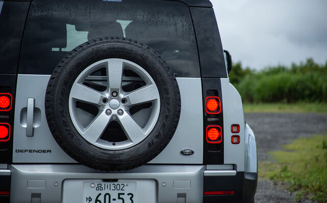 今もっとも魅力的なスタイリングのSUV──新型ディフェンダー90に試乗｜Land Rover