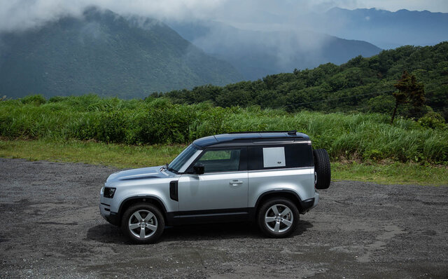 今もっとも魅力的なスタイリングのSUV──新型ディフェンダー90に試乗｜Land Rover