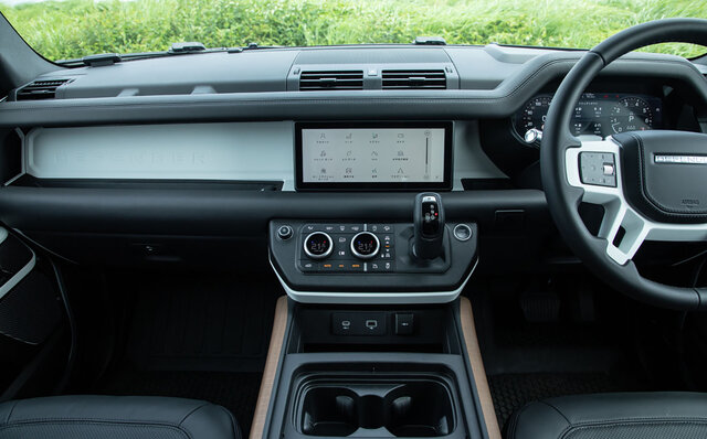 今もっとも魅力的なスタイリングのSUV──新型ディフェンダー90に試乗｜Land Rover