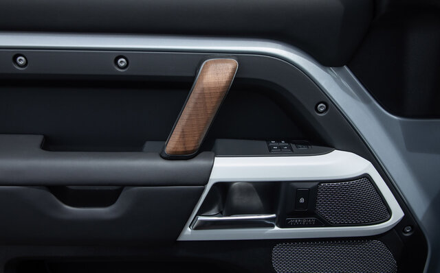 今もっとも魅力的なスタイリングのSUV──新型ディフェンダー90に試乗｜Land Rover