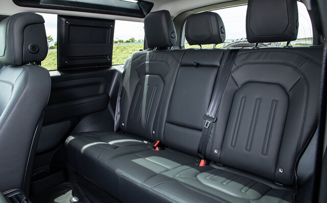 今もっとも魅力的なスタイリングのSUV──新型ディフェンダー90に試乗｜Land Rover