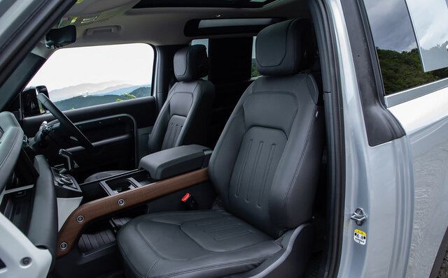 今もっとも魅力的なスタイリングのSUV──新型ディフェンダー90に試乗｜Land Rover