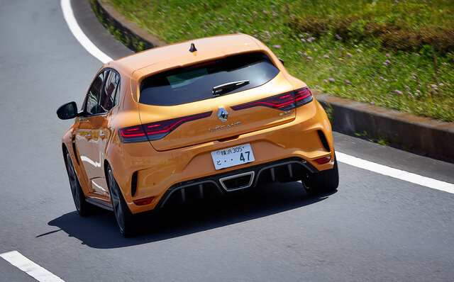 まさに円熟の域にある究極のハンドリングマシン──ルノー メガーヌR.S. に試乗｜Renault