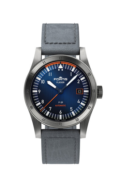 素材の持続可能性に着目した2021年新作「フリーガー ミッドナイトブルー」｜FORTIS