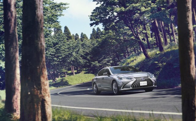 エクステリア、乗り心地、走行性能をブラッシュアップ──レクサスESがマイナーチェンジ|LEXUS エクステリア、乗り心地、走行性能をブラッシュアップ──レクサスESがマイナーチェンジ|LEXUS