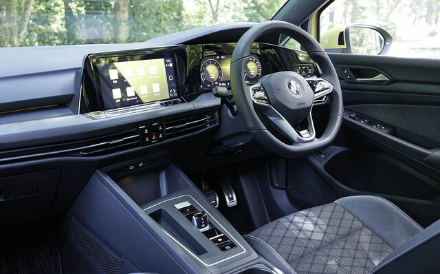 操縦性と万能性が向上した──新型フォルクスワーゲン ゴルフ バリアントに試乗｜Volkswagen