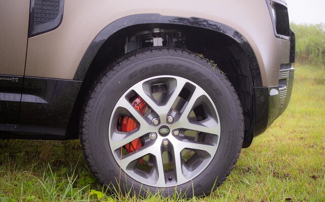 110ファンにとって大いなる朗報──新型ディフェンダー110のディーゼルモデルに試乗｜Land Rover