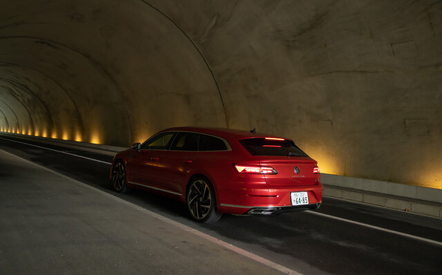 単なる実用本位のワゴンではない──フォルクスワーゲン、アルテオン シューティングブレークに試乗｜Volkswagen