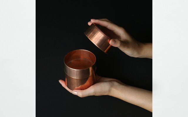 デザイナーの思いに創業125年の製缶所が呼応し、銅製の蓋物が完成|PAPIER LABO. デザイナーの思いに創業125年の製缶所が呼応し、銅製の蓋物が完成|PAPIER LABO.