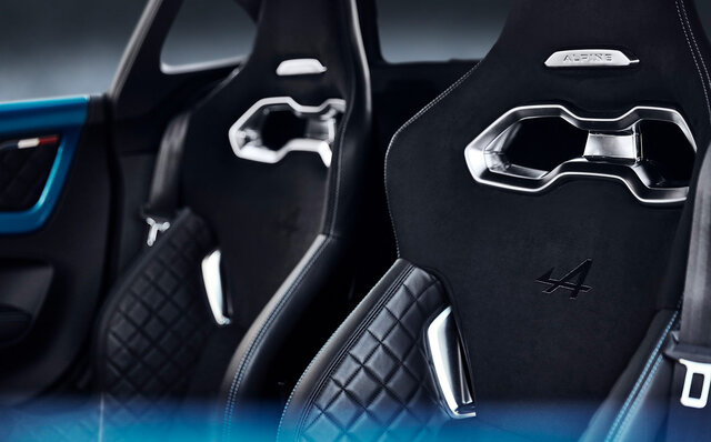 ボディとルーフのコントラストが映えるアルピーヌの日本専用限定モデル｜Alpine