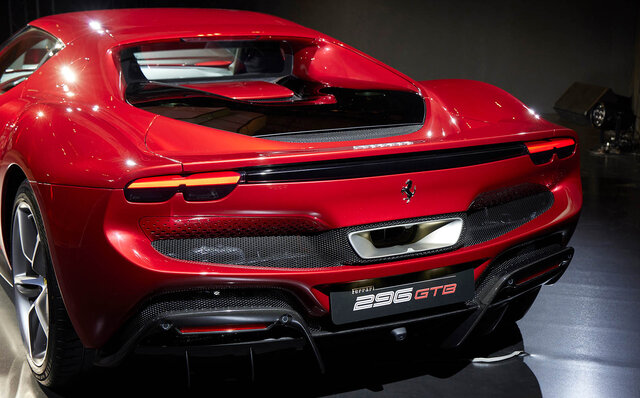 システム最高出力はナント830cv──フェラーリのV6 PHEVベルリネッタ「296GTB」が日本上陸｜Ferrari