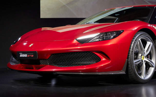 システム最高出力はナント830cv──フェラーリのV6 PHEVベルリネッタ「296GTB」が日本上陸｜Ferrari