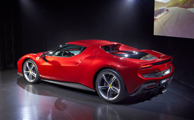 システム最高出力はナント830cv──フェラーリのV6 PHEVベルリネッタ「296GTB」が日本上陸｜Ferrari