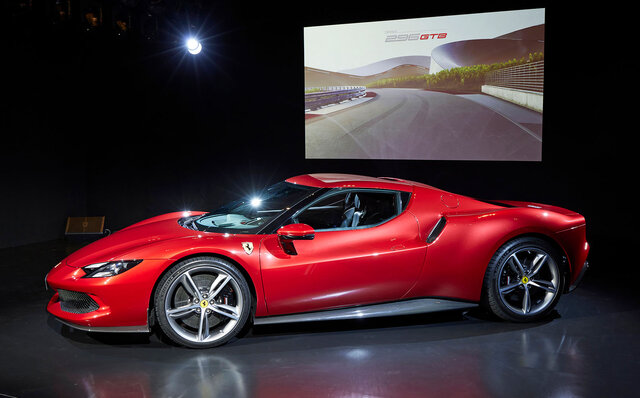 システム最高出力はナント830cv──フェラーリのV6 PHEVベルリネッタ「296GTB」が日本上陸｜Ferrari