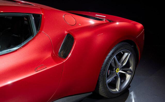 システム最高出力はナント830cv──フェラーリのV6 PHEVベルリネッタ「296GTB」が日本上陸｜Ferrari