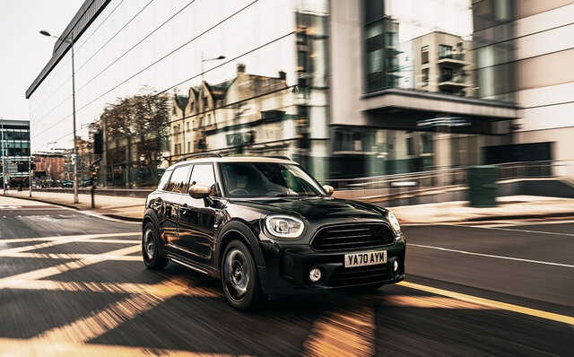 MINIに内外装をブラックで統一した「シャドー・エディション」誕生|MINI MINIに内外装をブラックで統一した「シャドー・エディション」誕生|MINI