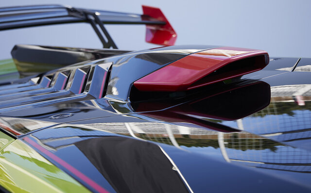 ランボルギーニ ウラカンSTOの試乗──内燃機関の魅力を極限まで推し進めたようなクルマ｜Lamborghini