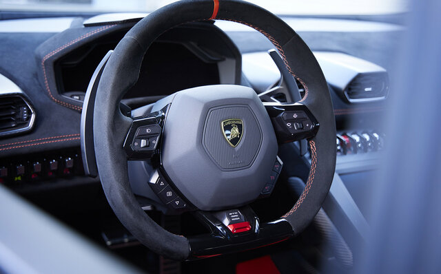 ランボルギーニ ウラカンSTOの試乗──内燃機関の魅力を極限まで推し進めたようなクルマ｜Lamborghini