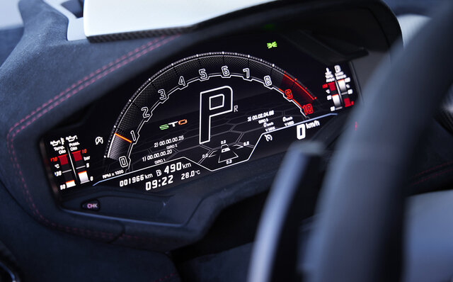 ランボルギーニ ウラカンSTOの試乗──内燃機関の魅力を極限まで推し進めたようなクルマ｜Lamborghini