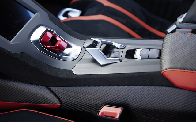 ランボルギーニ ウラカンSTOの試乗──内燃機関の魅力を極限まで推し進めたようなクルマ｜Lamborghini