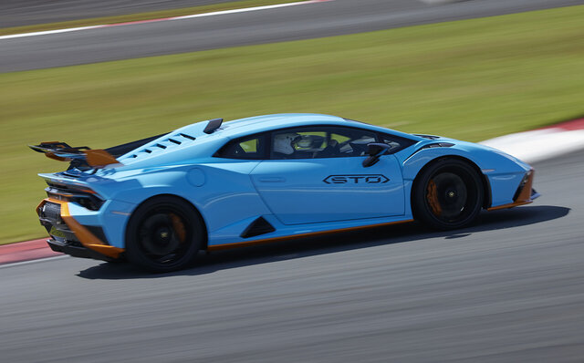 ランボルギーニ ウラカンSTOの試乗──内燃機関の魅力を極限まで推し進めたようなクルマ｜Lamborghini