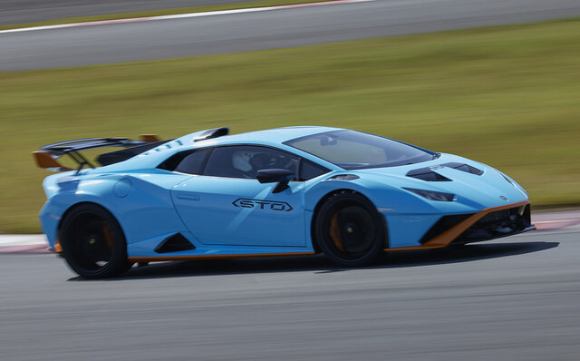 ランボルギーニ ウラカンSTOの試乗──内燃機関の魅力を極限まで推し進めたようなクルマ｜Lamborghini