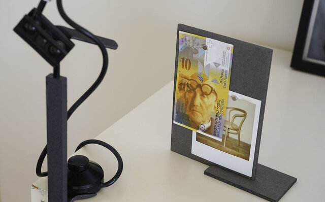 2枚の厚紙と磁石のみで構成された美しいカードスタンド｜concrete craft