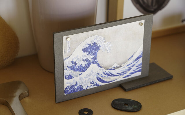 2枚の厚紙と磁石のみで構成された美しいカードスタンド｜concrete craft