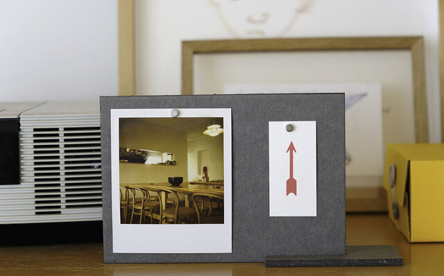 2枚の厚紙と磁石のみで構成された美しいカードスタンド｜concrete craft