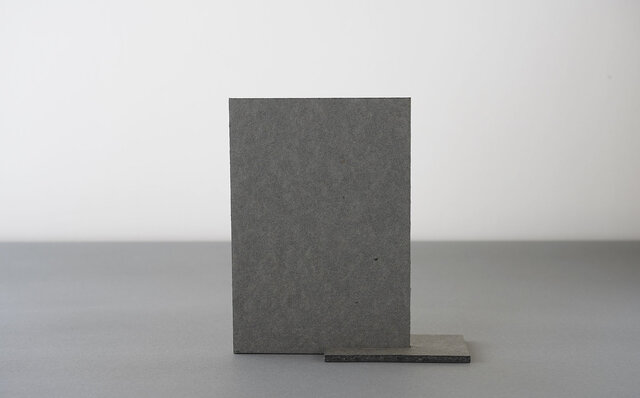 2枚の厚紙と磁石のみで構成された美しいカードスタンド｜concrete craft