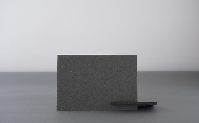2枚の厚紙と磁石のみで構成された美しいカードスタンド｜concrete craft