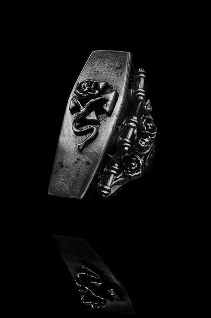 男性が指輪を身につけるという行為を、歴史的・文化的側面から切り取った貴重なエキシビジョン｜ART