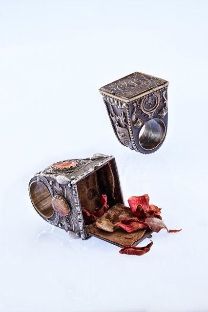 男性が指輪を身につけるという行為を、歴史的・文化的側面から切り取った貴重なエキシビジョン｜ART