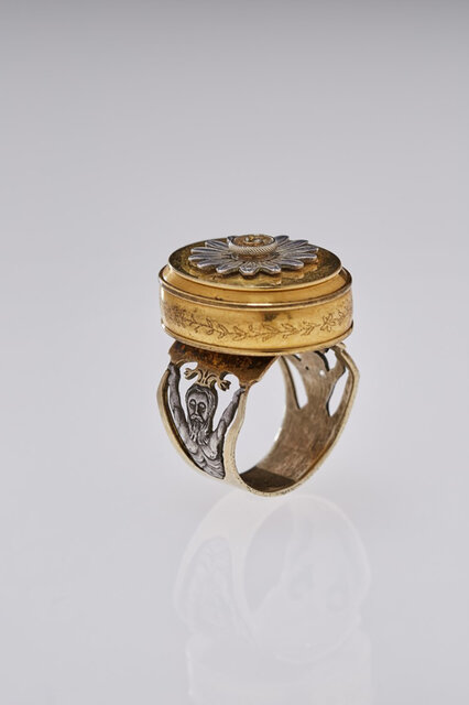 男性が指輪を身につけるという行為を、歴史的・文化的側面から切り取った貴重なエキシビジョン｜ART