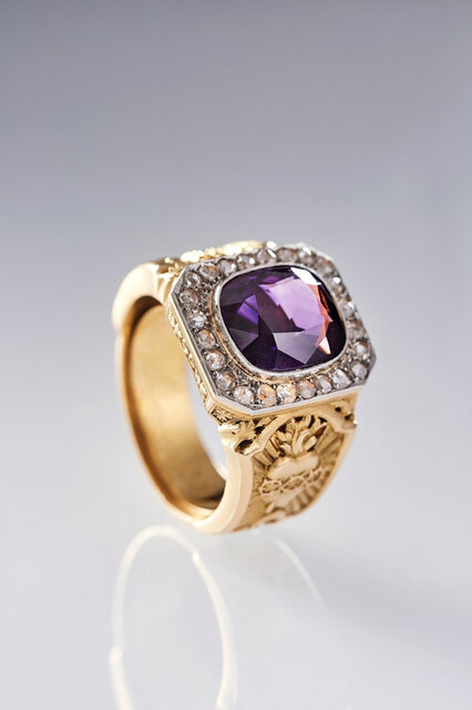 男性が指輪を身につけるという行為を、歴史的・文化的側面から切り取った貴重なエキシビジョン｜ART