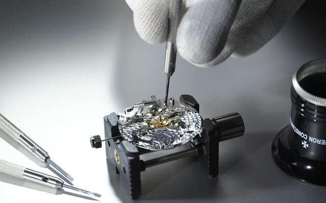 昔ながらのトリプルカレンダーが、モダンかつシャープな雰囲気のエッジモデルに生まれ変わりました|VACHERON CONSTANTIN 昔ながらのトリプルカレンダーが、モダンかつシャープな雰囲気のエッジモデルに生まれ変わりました|VACHERON CONSTANTIN