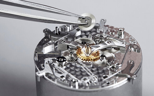 昔ながらのトリプルカレンダーが、モダンかつシャープな雰囲気のエッジモデルに生まれ変わりました|VACHERON CONSTANTIN 昔ながらのトリプルカレンダーが、モダンかつシャープな雰囲気のエッジモデルに生まれ変わりました|VACHERON CONSTANTIN