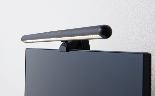 液晶ディスプレイに引っ掛けるだけの簡単設置。 手元を明るく照らす「ディスプレイライト」｜KINGJIM