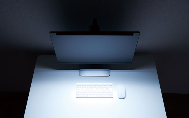 液晶ディスプレイに引っ掛けるだけの簡単設置。 手元を明るく照らす「ディスプレイライト」｜KINGJIM