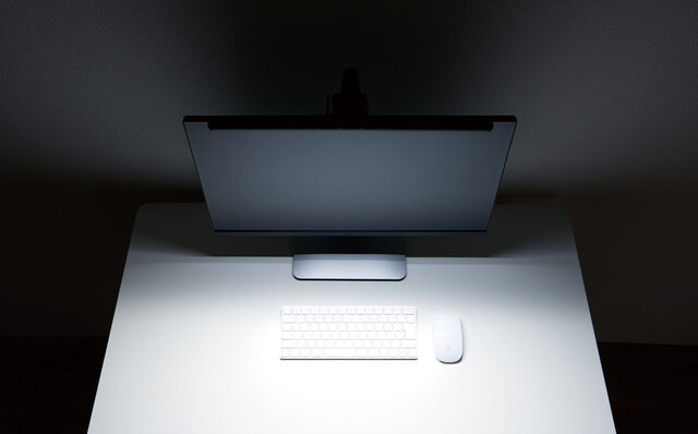 液晶ディスプレイに引っ掛けるだけの簡単設置。 手元を明るく照らす「ディスプレイライト」｜KINGJIM