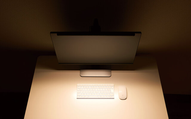 液晶ディスプレイに引っ掛けるだけの簡単設置。 手元を明るく照らす「ディスプレイライト」｜KINGJIM