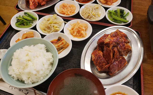 連載エッセイ|#ijichimanのぼやき「基本を守りながら、挑戦を続ける、『焼肉』」 連載エッセイ|#ijichimanのぼやき「基本を守りながら、挑戦を続ける、『焼肉』」