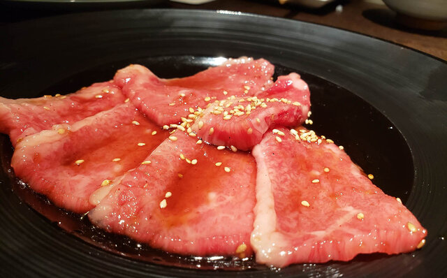 連載エッセイ|#ijichimanのぼやき「基本を守りながら、挑戦を続ける、『焼肉』」 連載エッセイ|#ijichimanのぼやき「基本を守りながら、挑戦を続ける、『焼肉』」