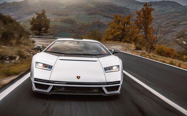 カウンタックLPI800-4が初めての公道走行を披露|Lamborghini カウンタックLPI800-4が初めての公道走行を披露|Lamborghini