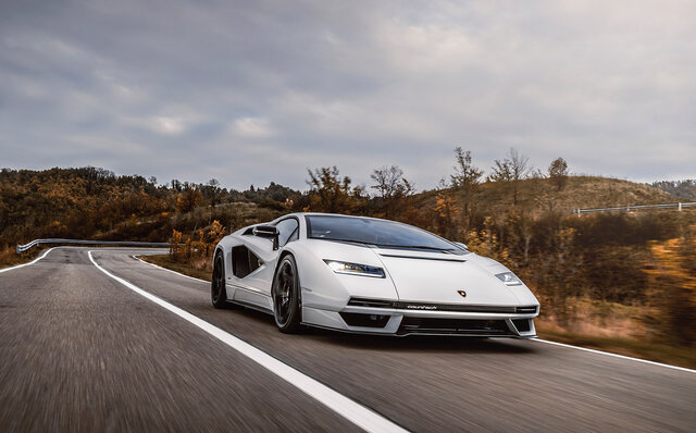 カウンタックLPI800-4が初めての公道走行を披露|Lamborghini カウンタックLPI800-4が初めての公道走行を披露|Lamborghini