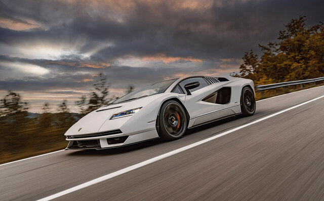 カウンタックLPI800-4が初めての公道走行を披露|Lamborghini カウンタックLPI800-4が初めての公道走行を披露|Lamborghini