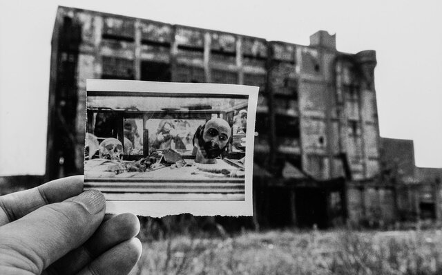 「RED」と銘打った写真家堀清英さんの思考の軌跡。 シャネル・ネクサス・ホールを真紅に染めた衝撃の写真展！